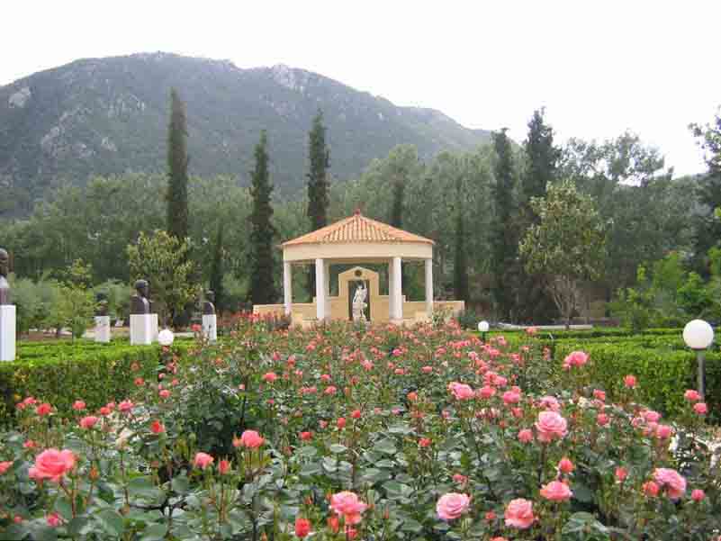 Το Κέντρο Ελληνισμού Ιδρ. Δαμιανού είναι γνωστό και για τον πανέμορφο Ιστορικό του Ροδόκηπο, τον καλύτερο των Βαλκανίων.