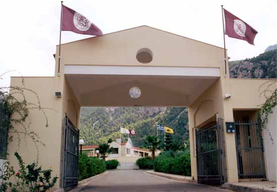 Η Κεντρική Είσοδος και τo Θυρωρείo
